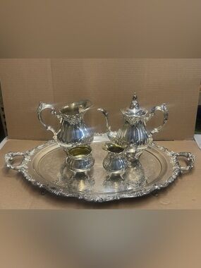 Beautiful !! Wallace SilverPlate Set with Decorative Tray